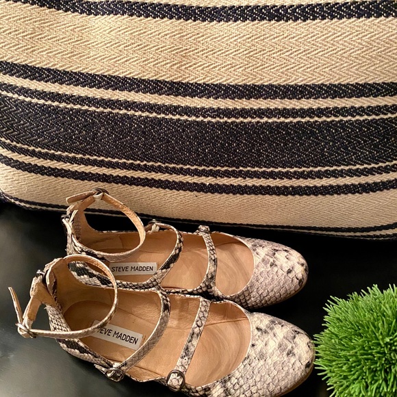 *SOLD* Steve Madden Snake Print Mary Janes 7.5 - Picture 3 of 5